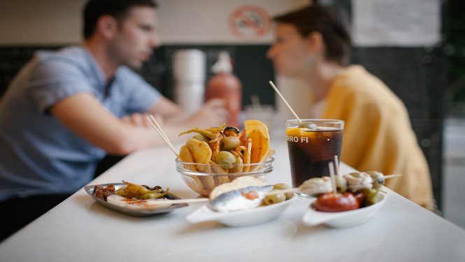 Un apéritif typique, avec label de Morro Fi: le vermouth et les différents types de brochettes.