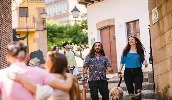 Dos niños con su madre paseando por el Poble Espanyol de Barcelona