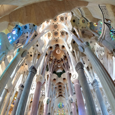 L'intérieur de la Sagrada Familia de Gaudí