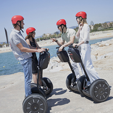 groupe en segway faisant un tour le long de la côte de Barcelone