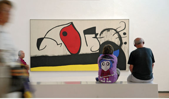 Personnes qui regardent un cadre de la Fondation Joan Miró à Barcelone