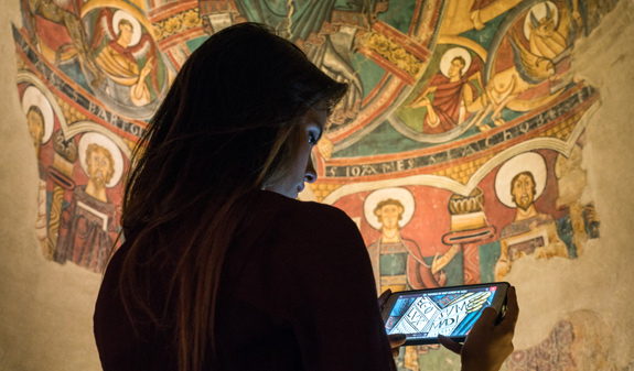 mujer en el Museo Nacional de Arte de Catalunya en Barcelona 
